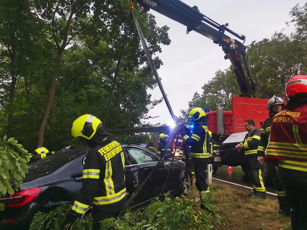 Die Feuerwehr barg das Fahrzeug