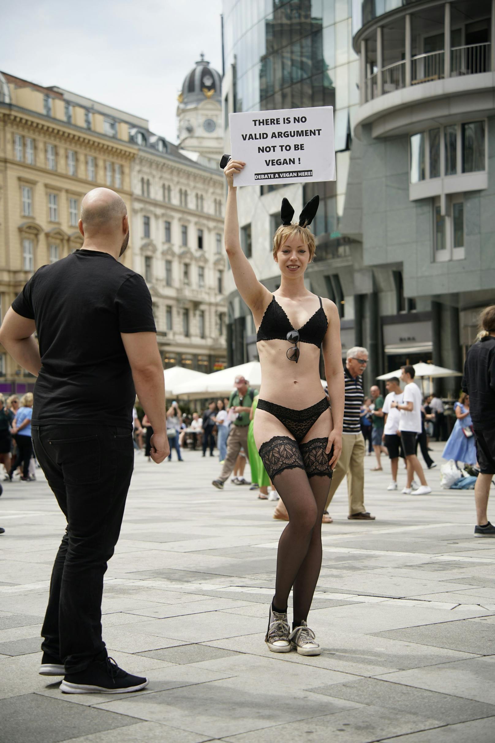 Mehrere Aktivisten machten vor dem Wiener Stephansdom für vegane Ernährung Werbung.