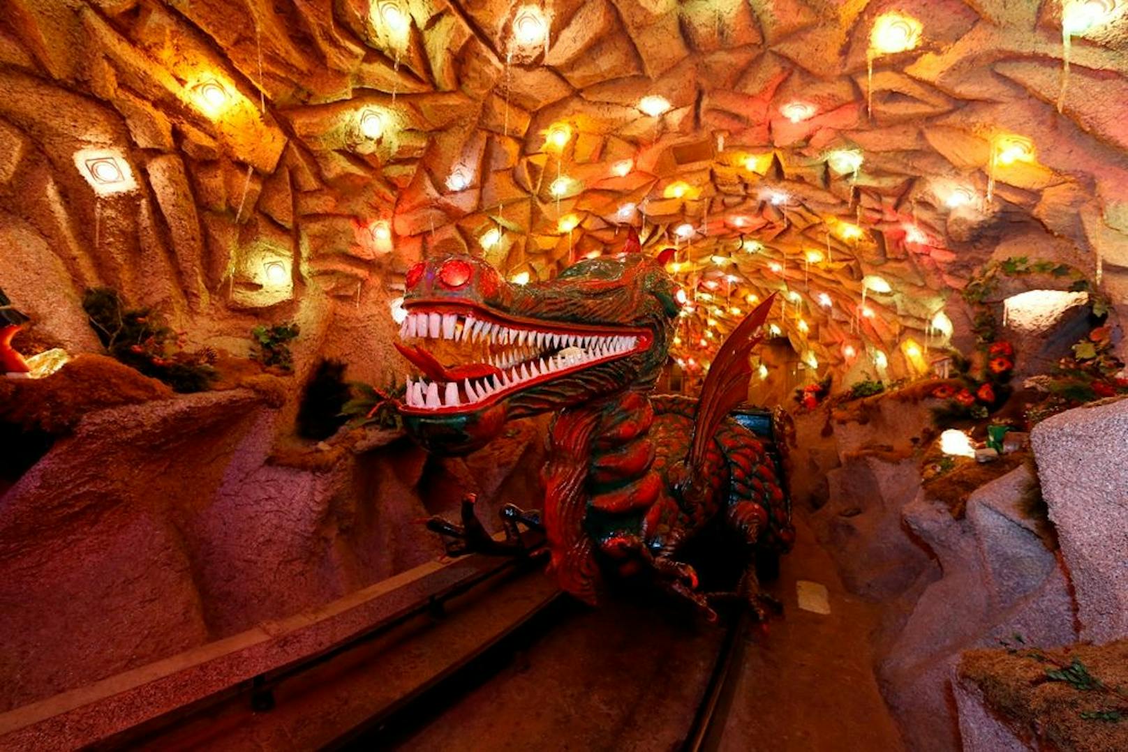Eine Fahrt mit dem Drachenzug in der Grottenbahn nimmt Kinder mit auf eine Erlebnisreise.
