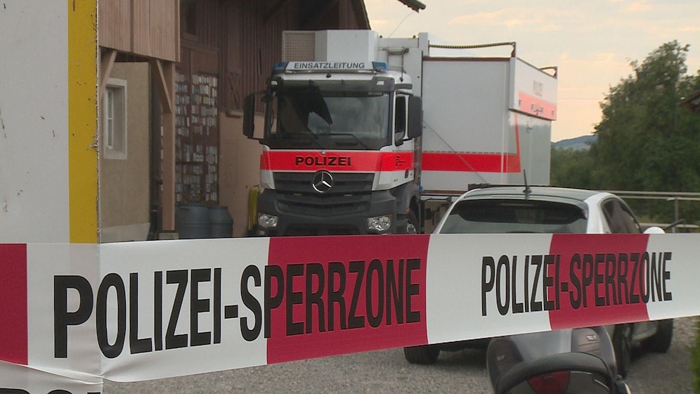 Im Zusammenhang mit der Durchsuchung wurde ein deutscher Staatsangehöriger in Karlsruhe verhaftet.