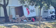 Lieferwagen zerfällt in zwei Teile – Pakete auf Straße