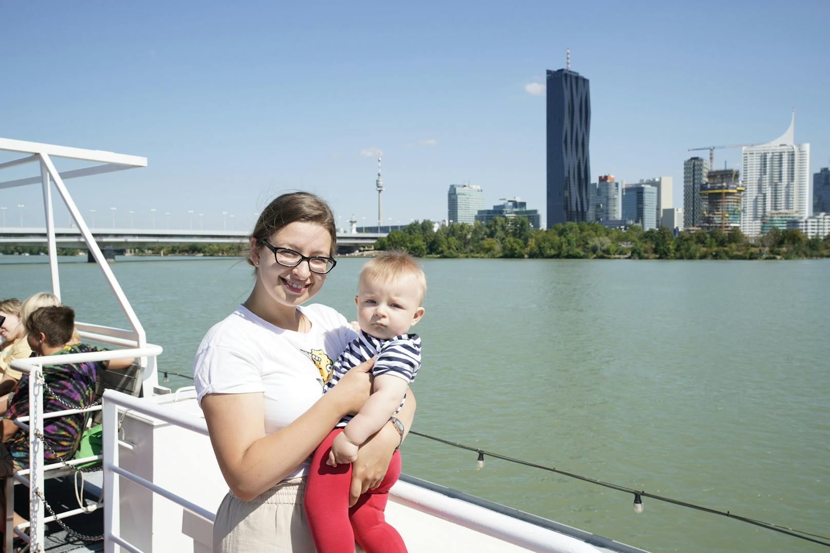 Viktoria (29) und Sohn Alex (8 Monate) genossen die Sonne an Deck.