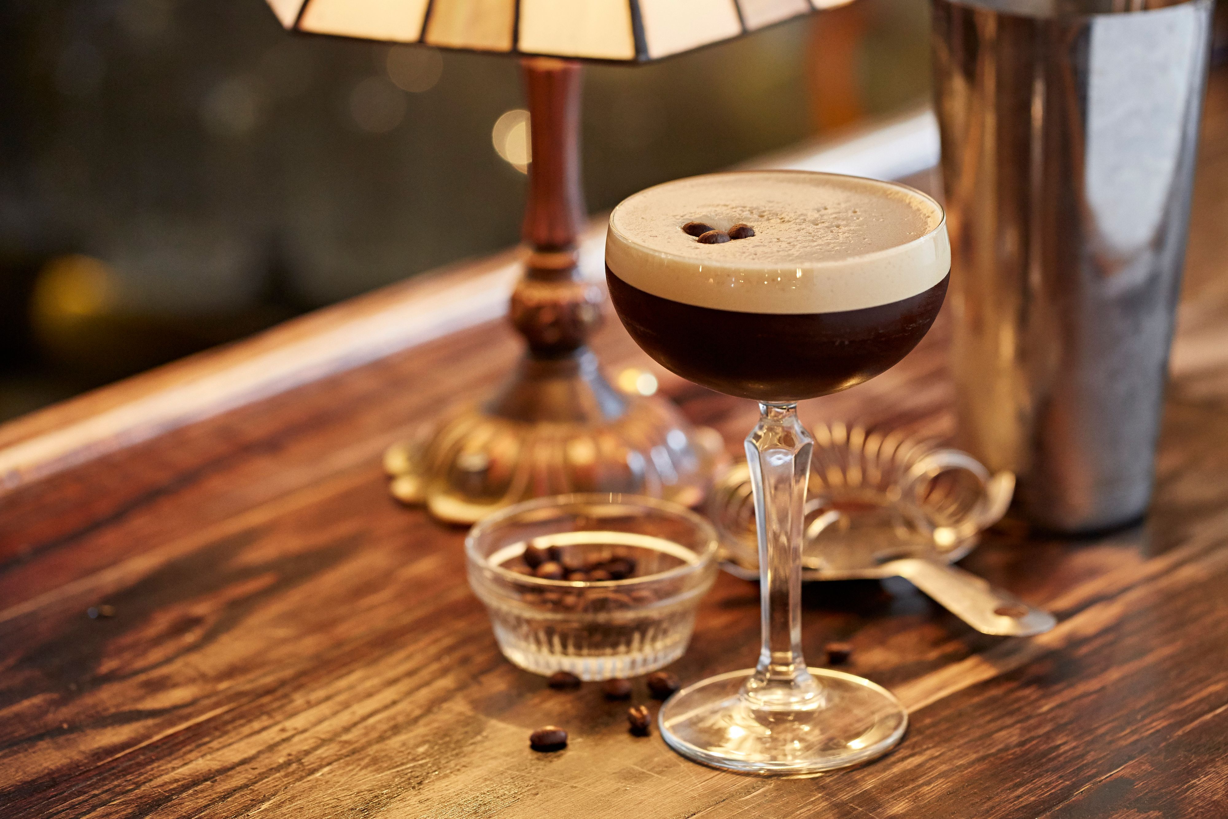 Der Espresso Martini macht nicht nur wach, er schmeckt auch besonders lecker.