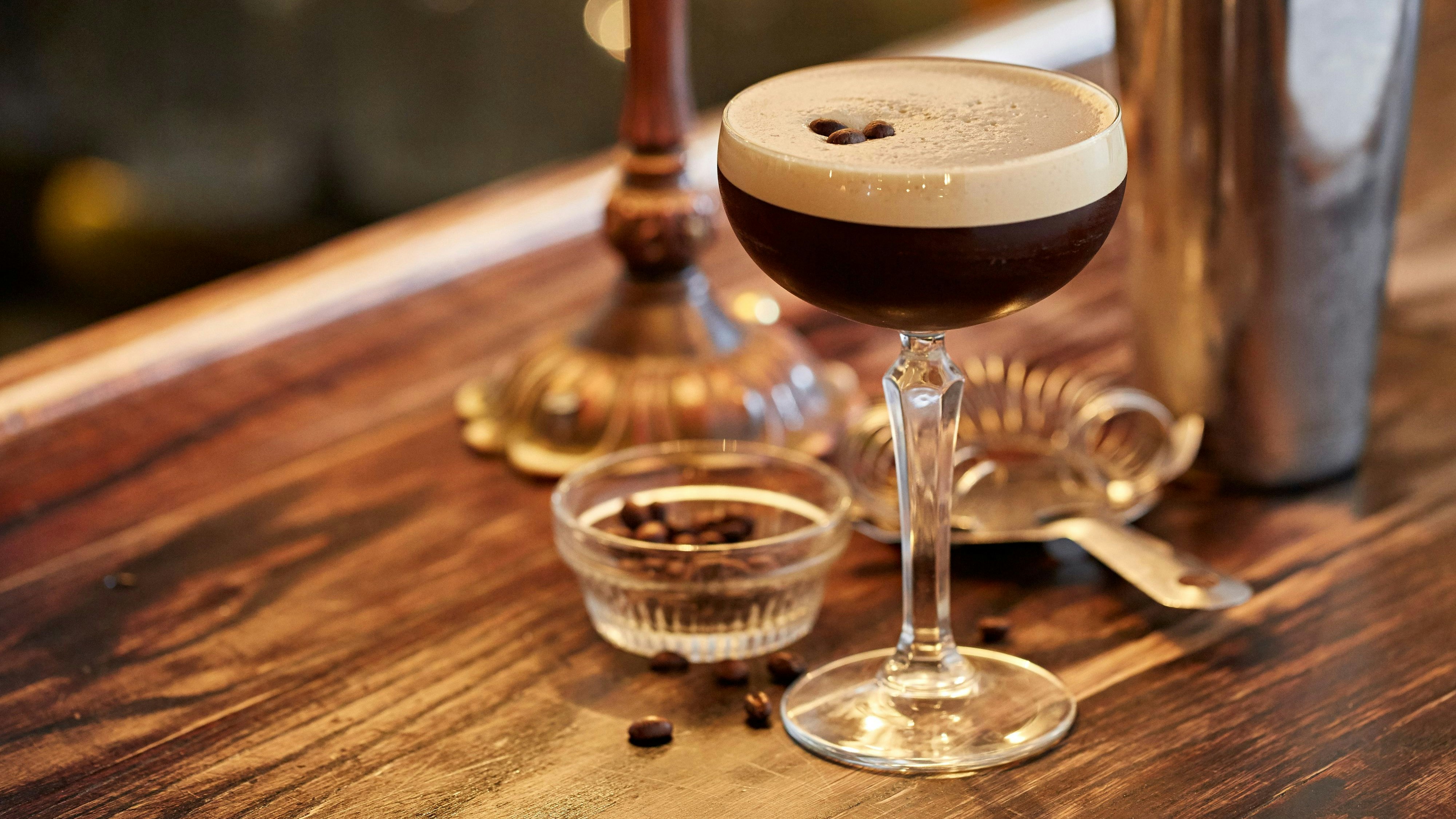 Der Espresso Martini macht nicht nur wach, er schmeckt auch besonders lecker.