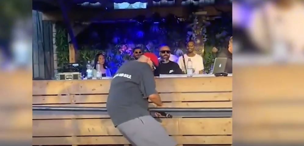 Rapper Haftbefehl war offenbar sehr betrunken.