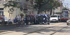 Auto landet nach Crash in Wien-Penzing auf dem Dach