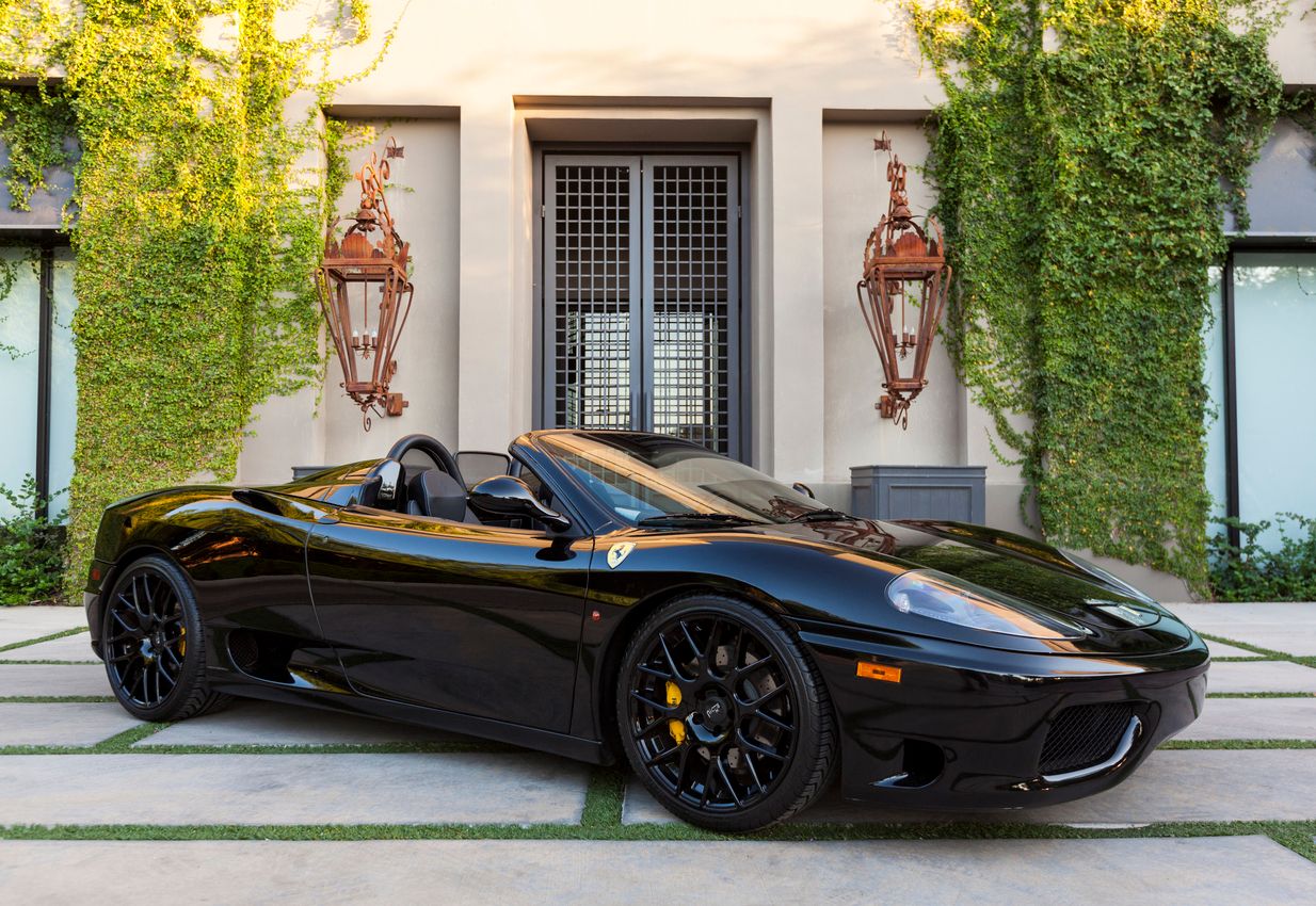 Ein Ferrari-Besitzer vermisst seinen geliebten Sportwagen.