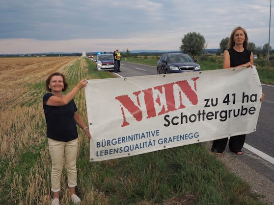 Bürgerinitiative-Leiterin Monika Henninger-Erber (li.) und Mitstreiterin machen es klar: "Nein zu 41 Hektar Schottergrube"