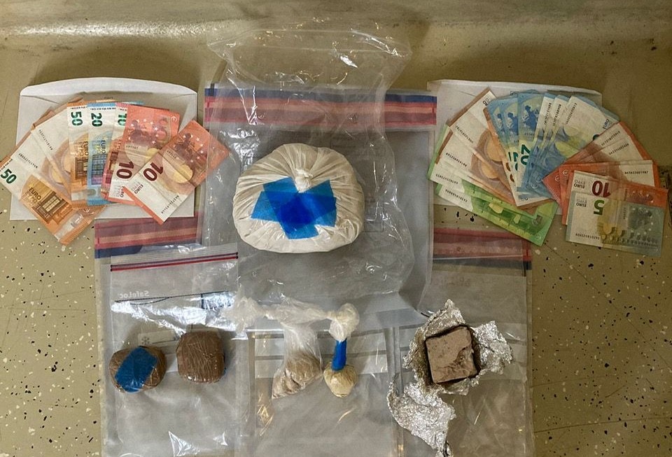 Heroin, Kokain, Cannabis und Bargeld wurden sichergestellt.