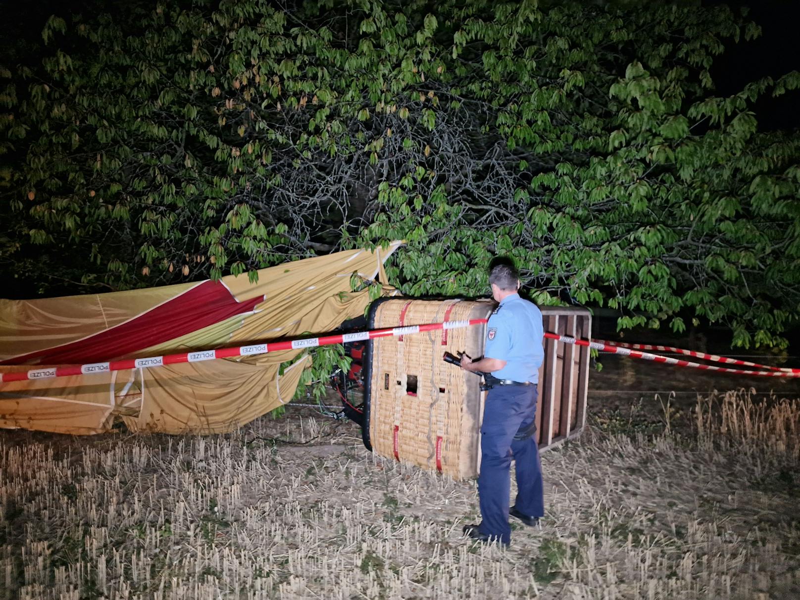 Bei einem Heißluftballon-Unfall in Beelitz (D.) kam am Montagabend ein 70-Jähriger ums Leben. 