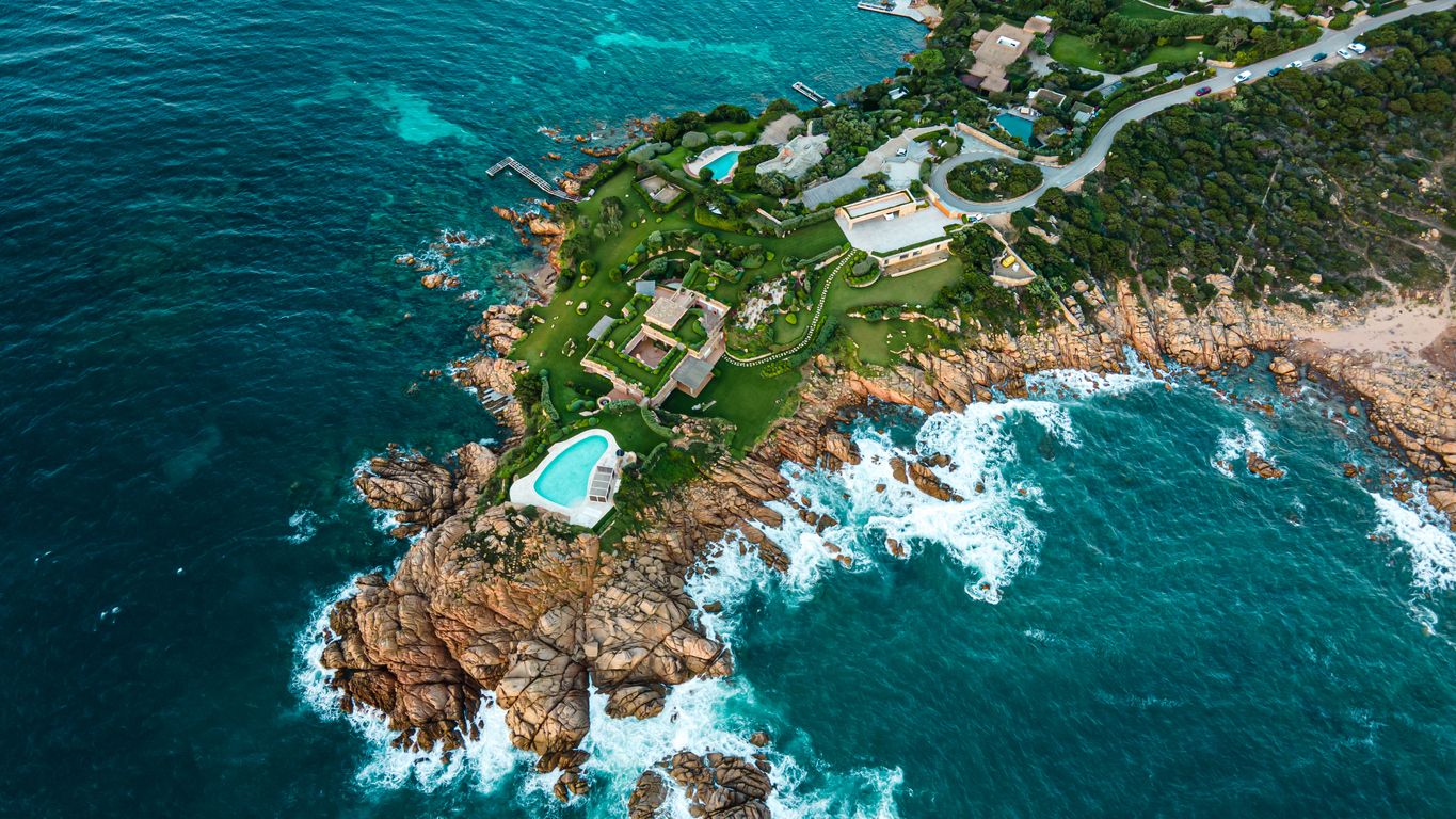 Sardinien ist das Urlaubsziel schlechthin für jene, die der heißen Großstadt entkommen wollen. Nun kann aus deinem Kurzurlaub ein langfristiger Umzug werden.