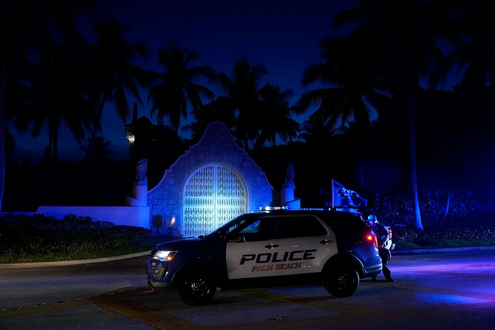 FBI führt Durchsuchungsbefehl aus: Die Polizei von Palm Beach und Beamte des Secret Service vor dem Eingang zum Trump-Anwesen Mar-A-Lago.