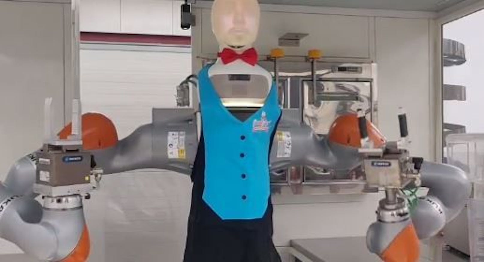 Roboter-Barkeeper serviert und plaudert mit den Gästen
