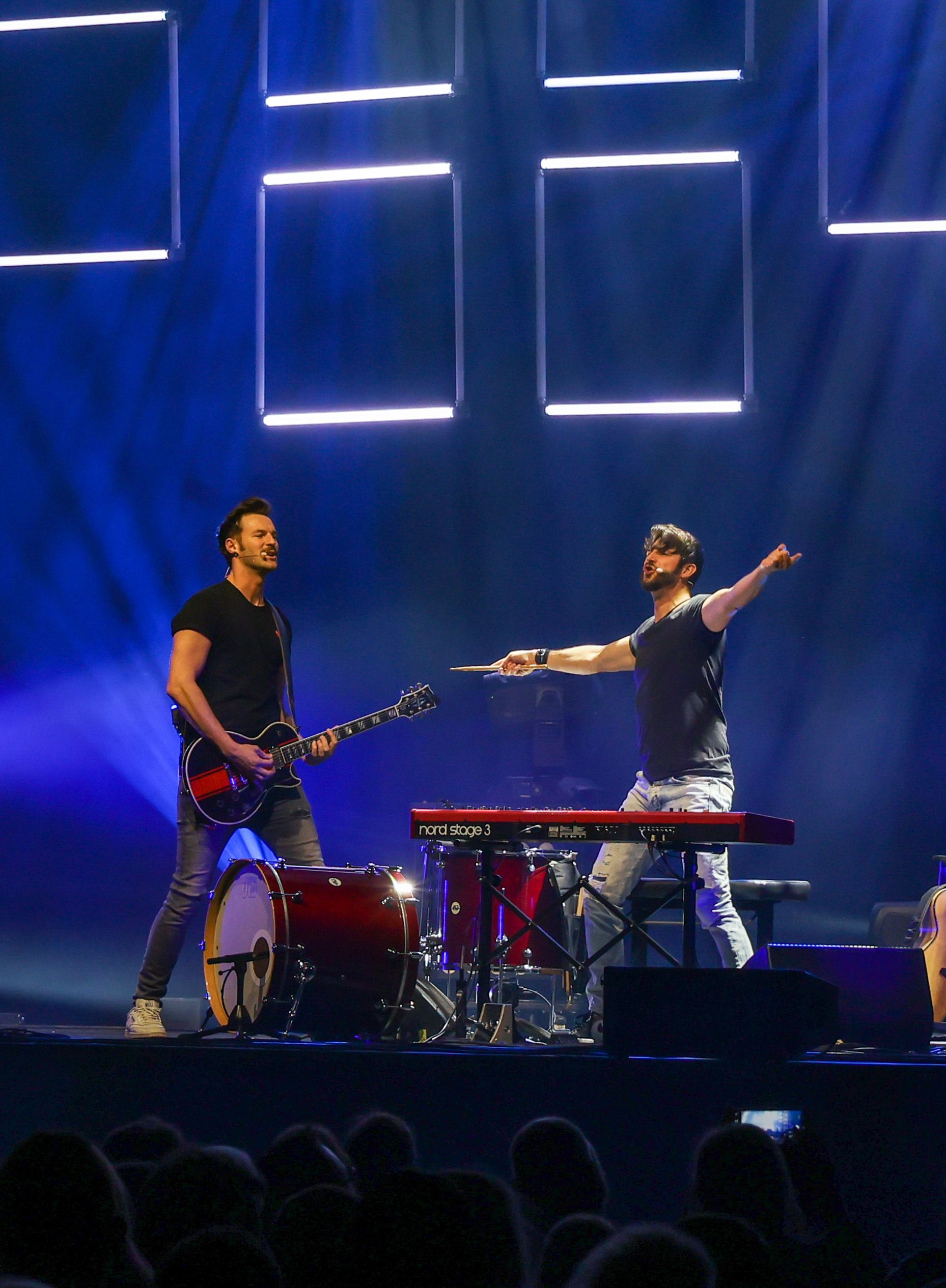 Download von www.picturedesk.com am 09.08.2022 (10:39).  07.04.2022, Salzburgarena, AUT, Reportage, Fototermin, Konzert, Paul Pizzera & Otto Jaus, im Bild Pizzera & Jaus, Konzert in der Salzburgarena, Übersicht Fans, Pressefoto Scharinger © 2022, PhotoCredit Daniel Scharinger - 20220407_PD14827 - Rechteinfo: Rights Managed (RM) Nur fÃ¼r redaktionelle Nutzung!