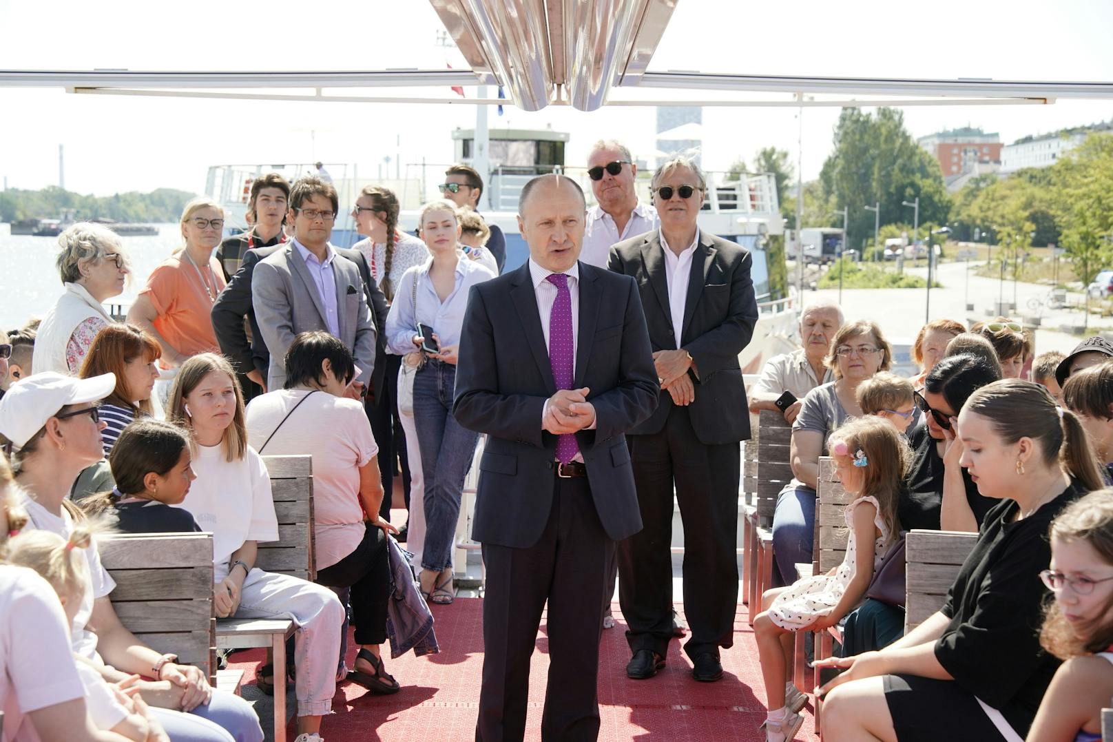 Auch der ukrainische Botschafter in Wien,&nbsp;Wassyl Chymynez, stattete den Kindern auf dem Schiff einen Besuch ab.