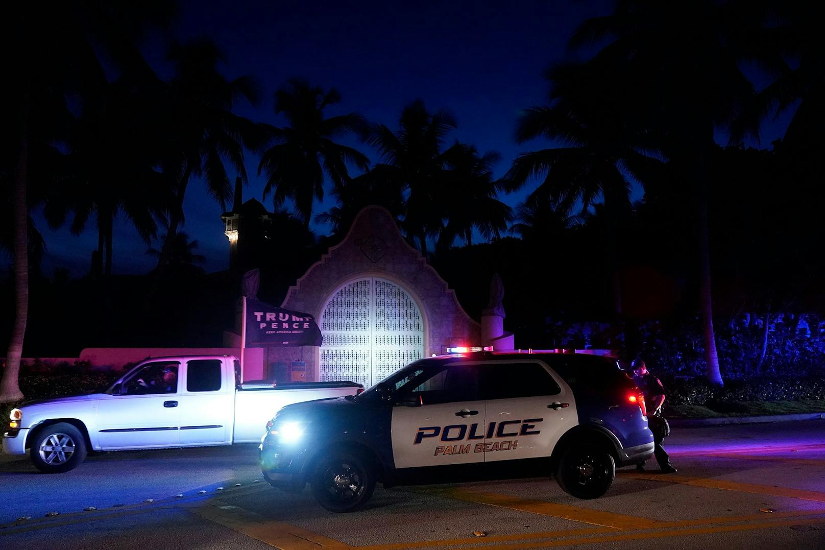 FBI führt Durchsuchungsbefehl aus: Die Polizei von Palm Beach und Beamte des Secret Service vor dem Eingang zum Trump-Anwesen Mar-A-Lago.
