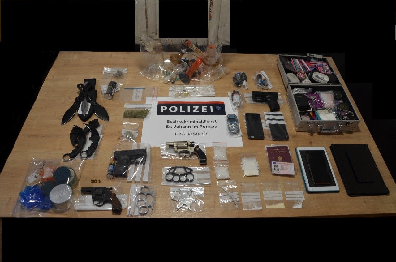 Heute.at - Razzia! Waffen und Drogen in Dealer-Wohnung gefunden