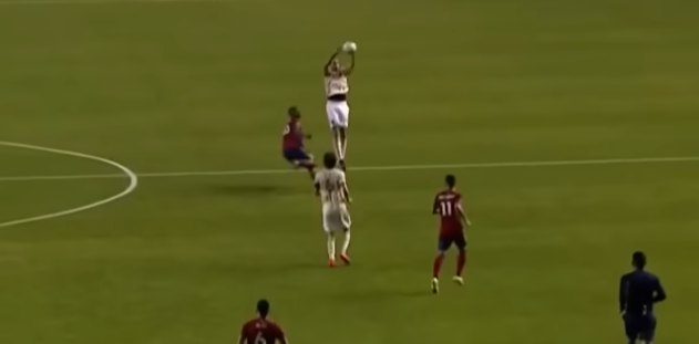 Giorgio Chiellini pflückt den Ball hinunter