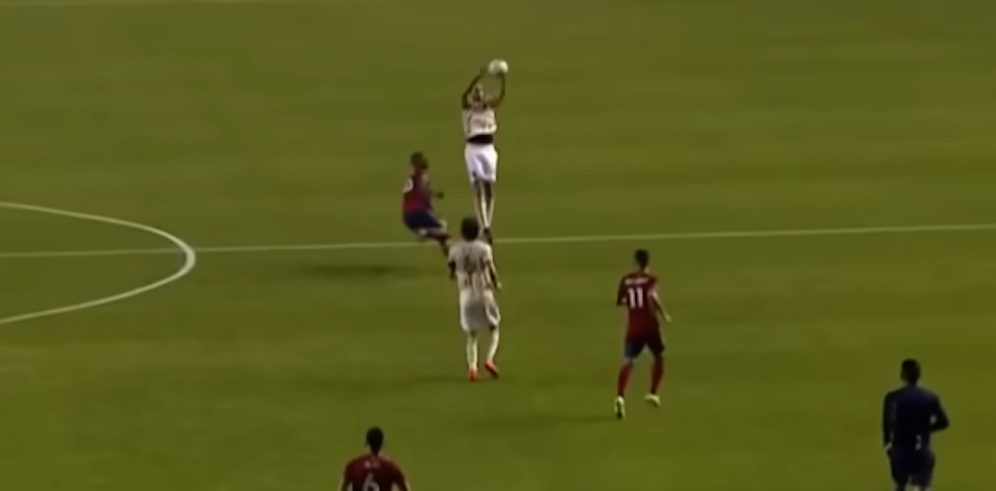 Giorgio Chiellini pflückt den Ball hinunter.