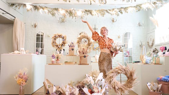Gründerin von "We are Flowergirls" Cecilia Capri (31) hat ihre erste Wiener Boutique mit integriertem Atelier eröffnet.
