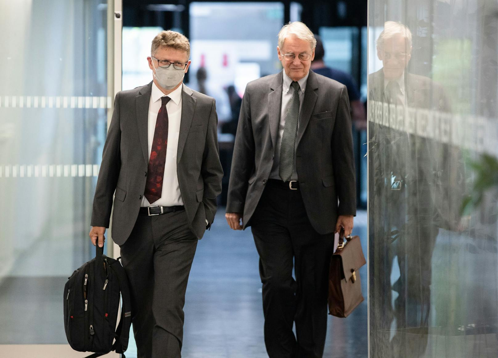 Der Leiter der Wiener Oberstaatsanwaltschaft, Johann Fuchs, ist am Mittwoch am Innsbrucker Landesgericht zu einer Geldstrafe von 72.000 Euro verurteilt worden. (rechts neben ihm: Verteidiger&nbsp;&nbsp;Martin Riedl.
