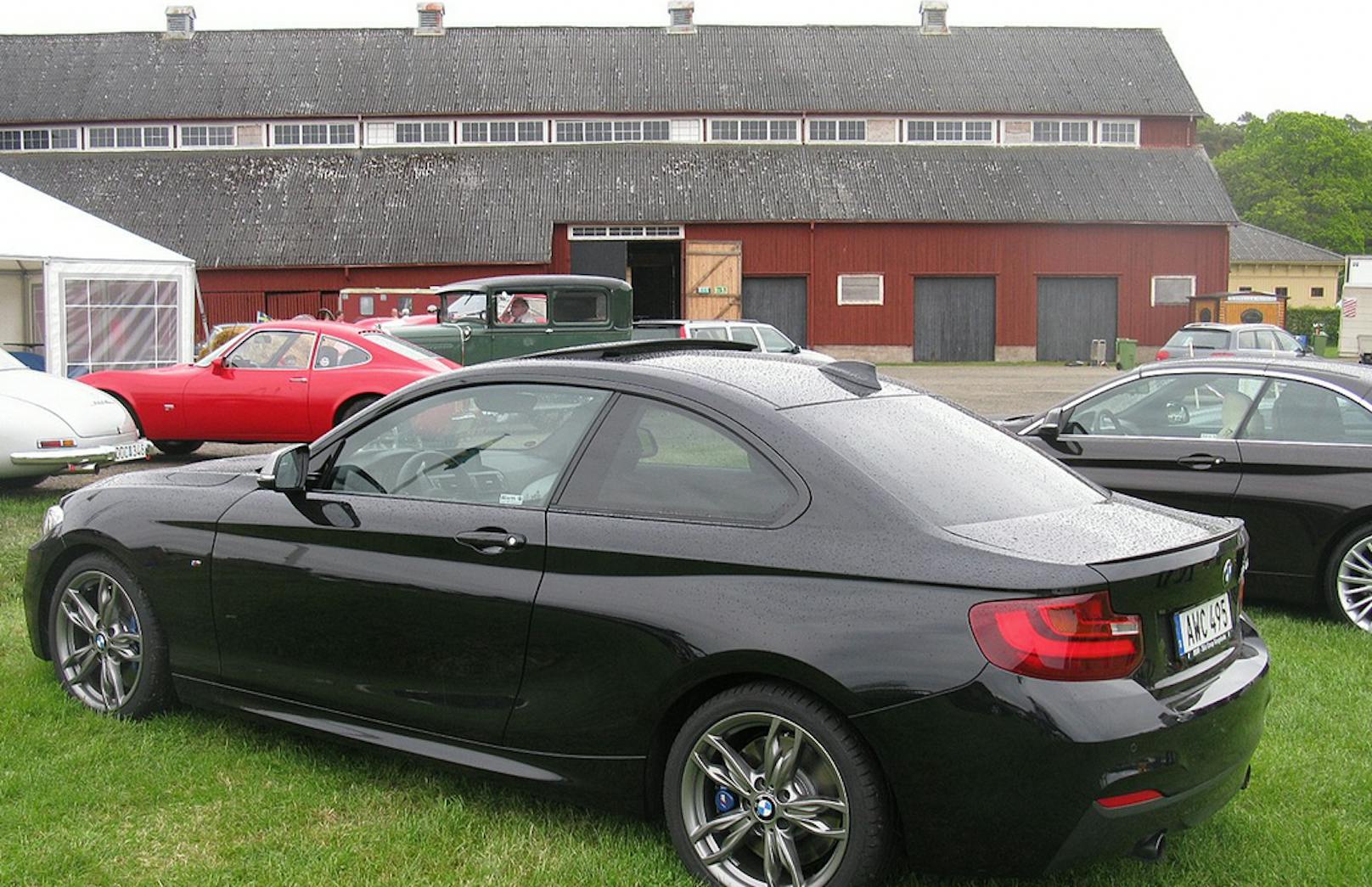 Ein BMW der 2er-Reihe (Symbolfoto, anderes Modell) wurde von der Frau verkauft.