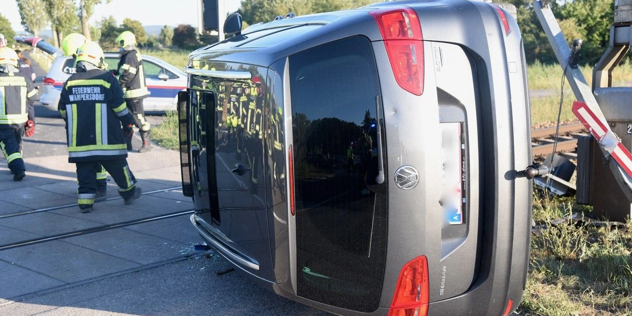 Pkw blieb nach Crash seitlich auf Gleisen liegen, Bahnstrecke wurde