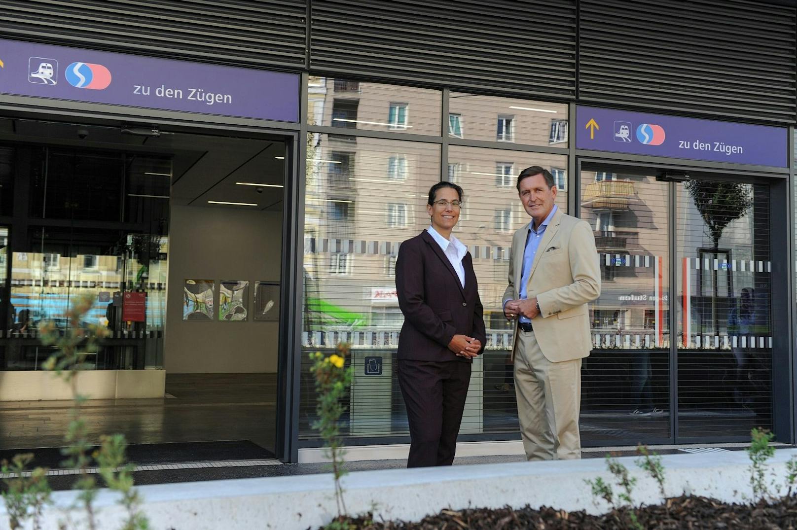 Judith Engl, Vorständin ÖBB Infrastruktur und Wirtschaftsstadtrat Peter Hanke (SPÖ) eröffneten den neuen Vorplatz am Matzleinsdorfer Platz.