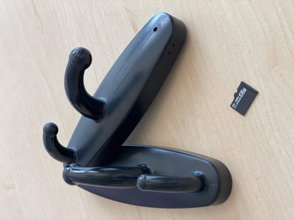 Die sichergestellten Kameras. Sie waren als Kleiderhaken getarnt.