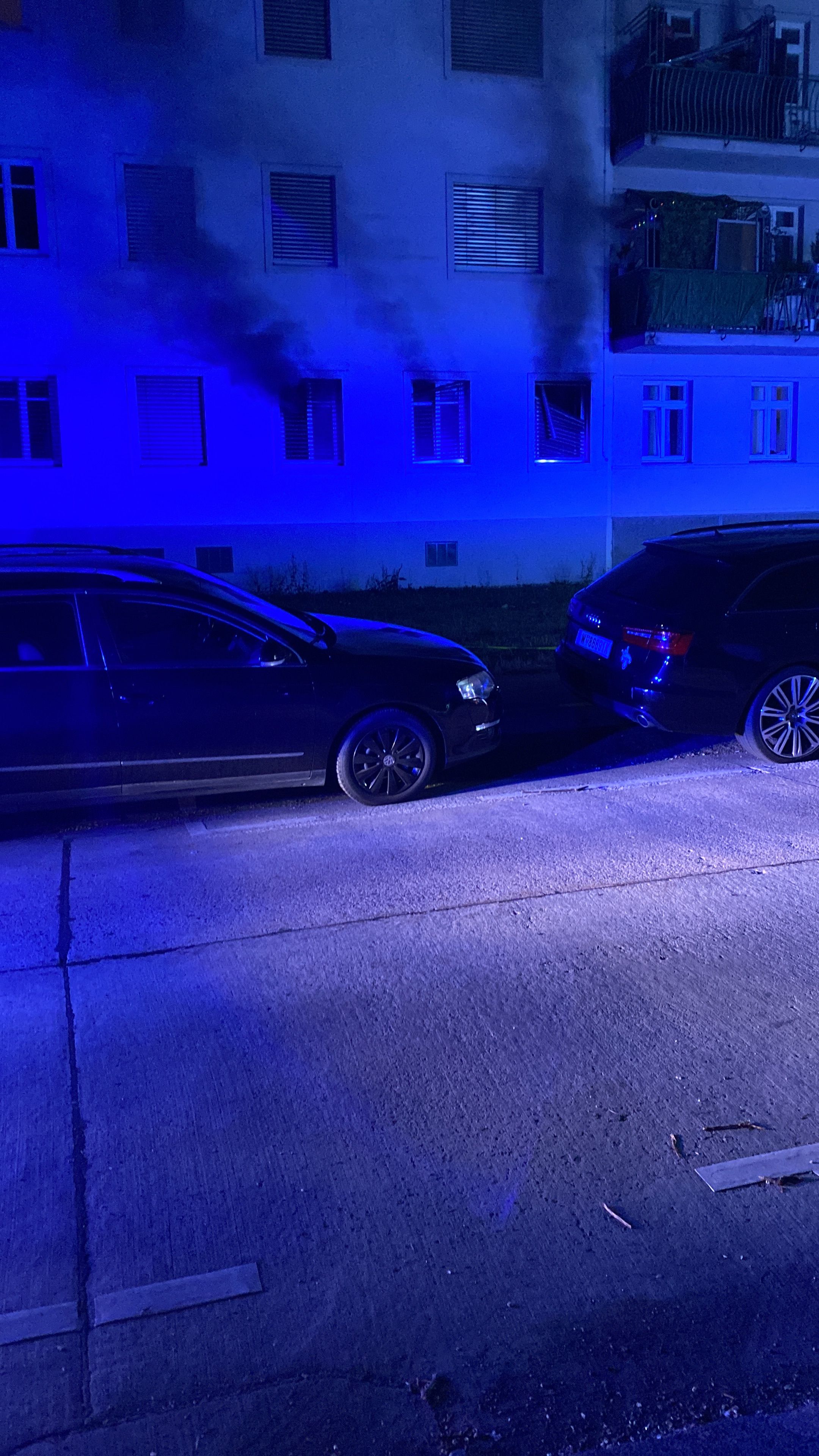 Das Feuer brach in der Wohnung aus.