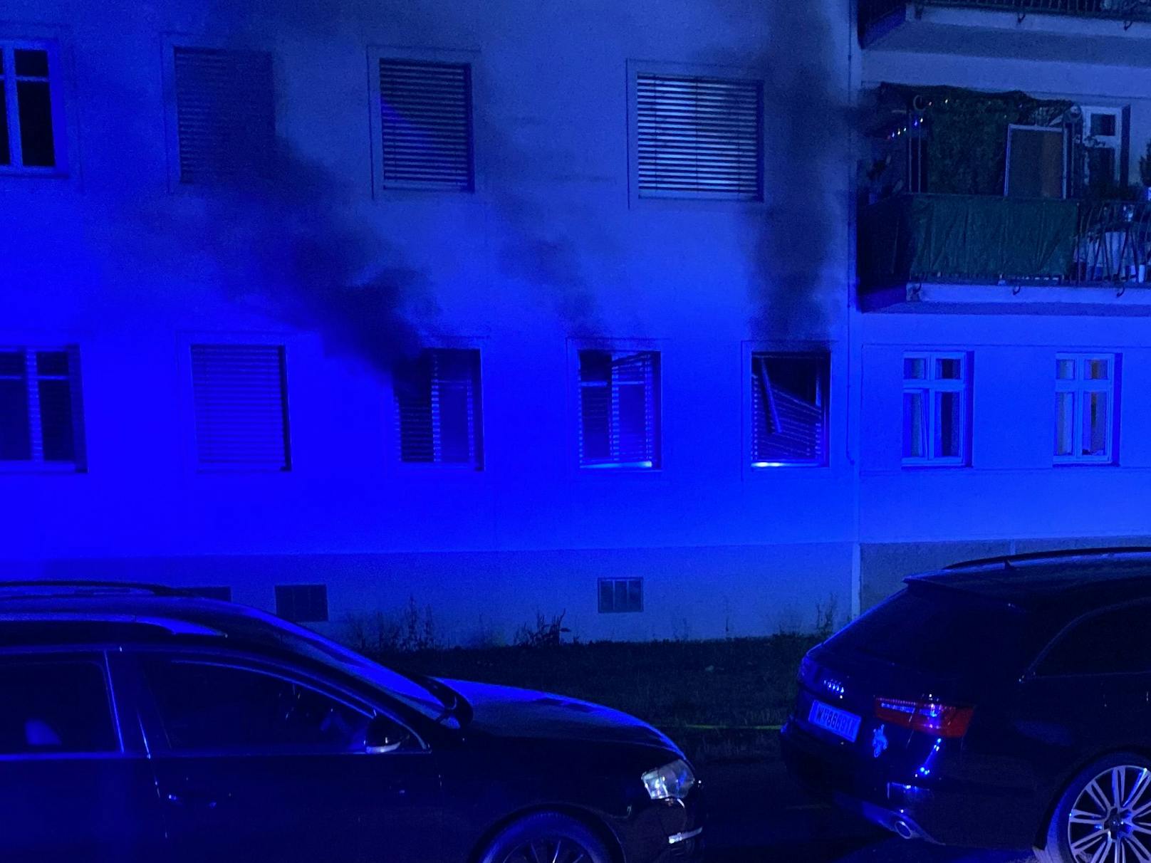 Das Feuer brach in der Wohnung aus.