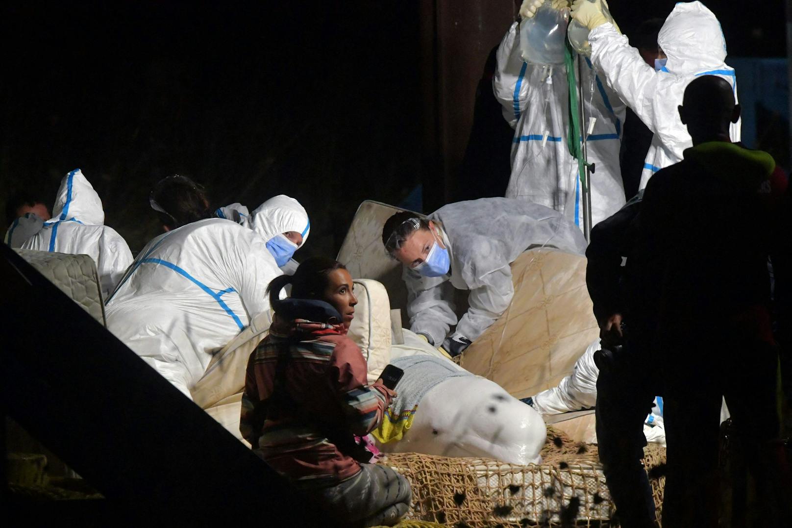 Man hob nach langen Vorbereitungen den 800 Kilogramm schweren Meeressäuger aus dem Fluss und untersuchte ihn sofort.