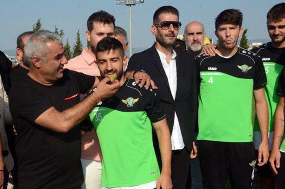 Wegen einem Dessert wurden acht Kicker entlassen.