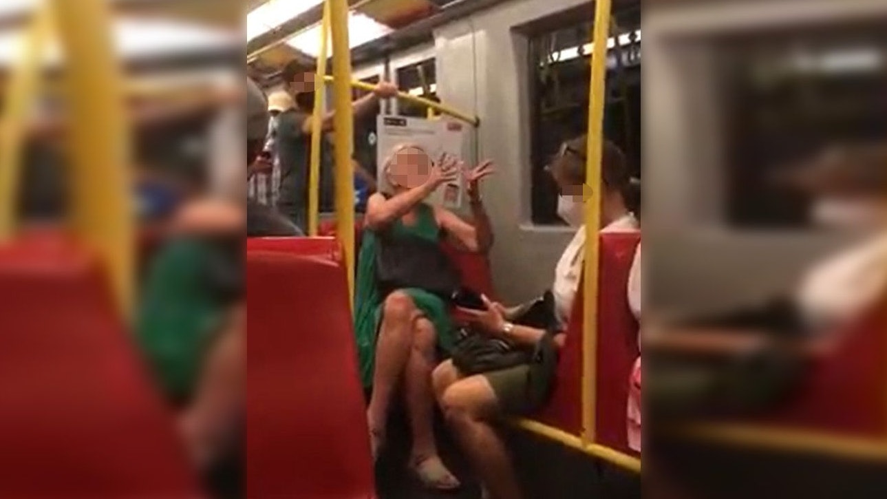 Die Frau im grünen Sommerkleid holt zum Rundumschlag aus.