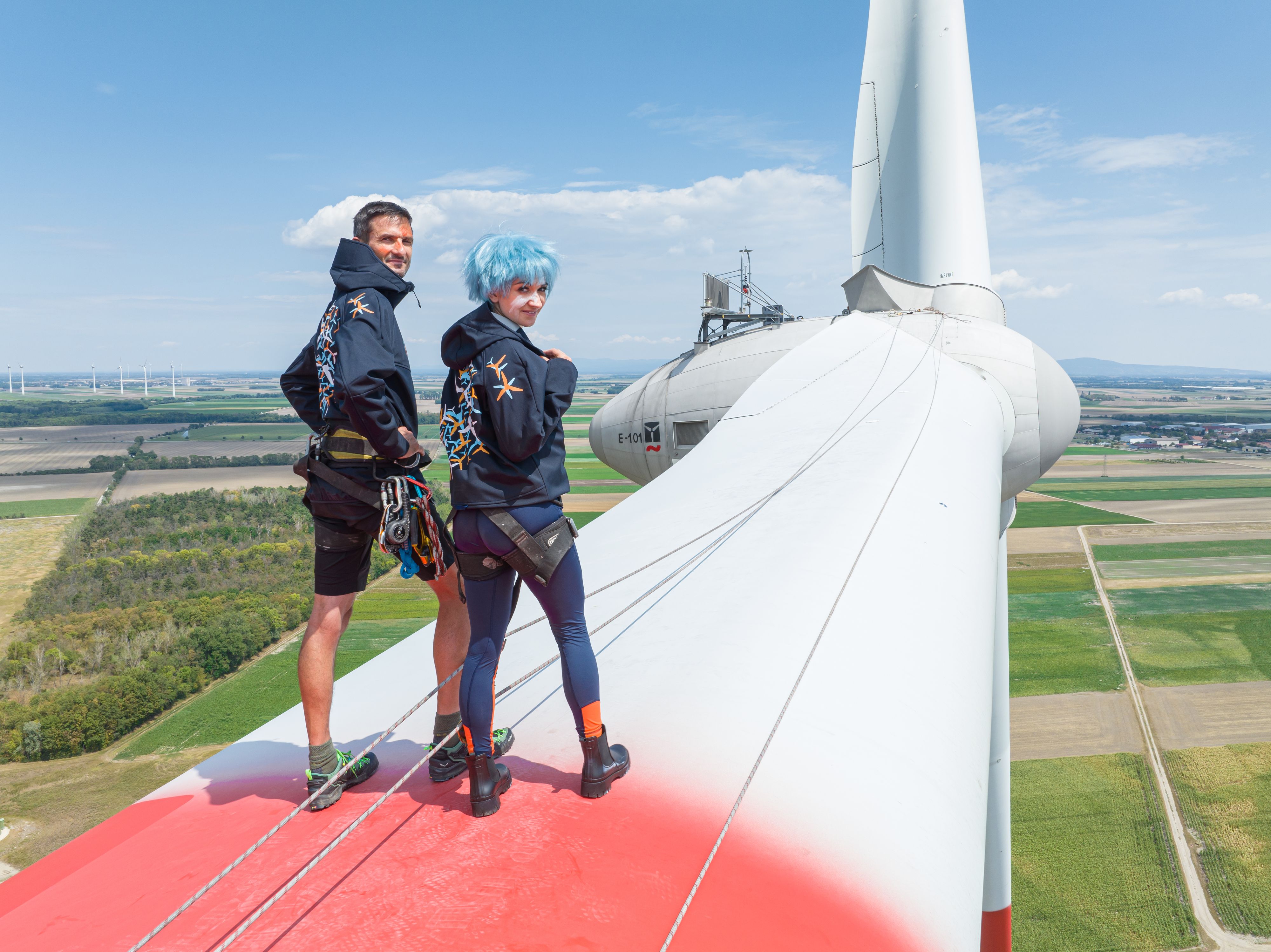 Windrad als Laufsteg für nachhaltige Mode aus Österreich