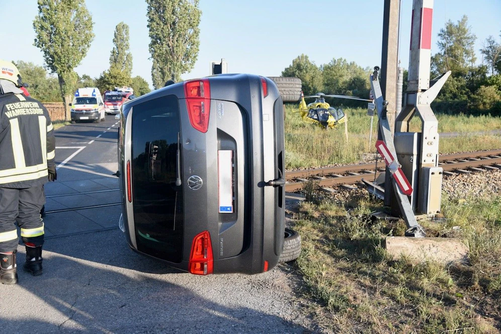 Pkw blieb seitlich auf Gleisen liegen: Einsatzkräfte vor Ort