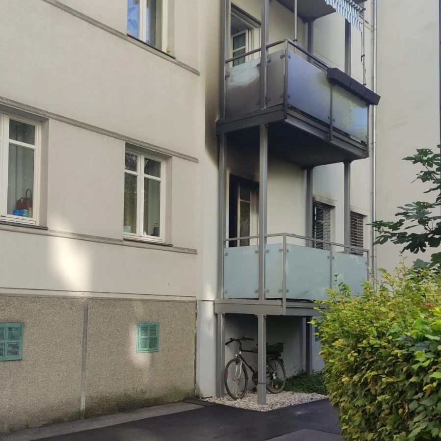 Die Spuren des Brandes sind auch im Innenhof noch sichtbar.