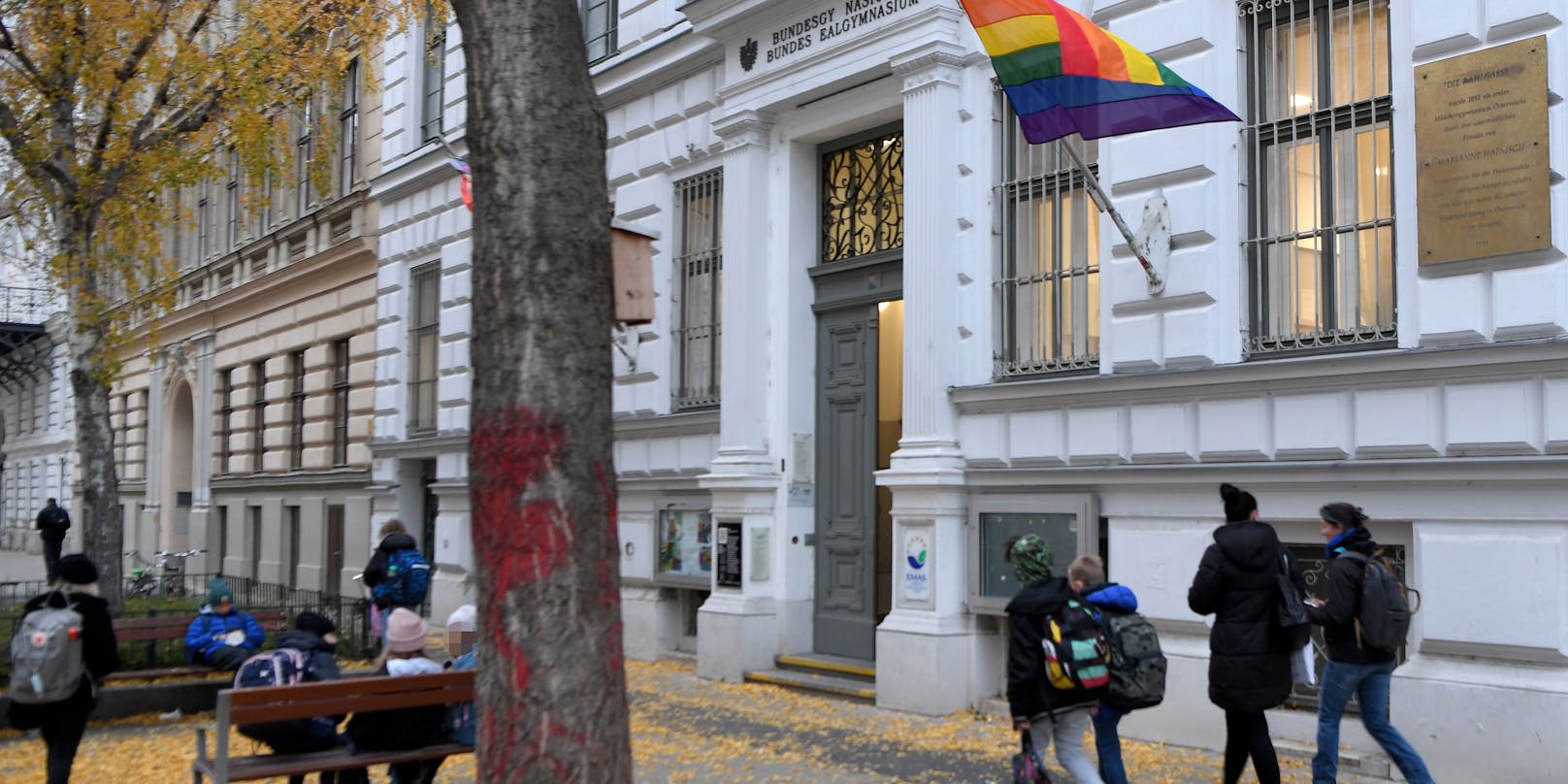 Schülerinnen vor Schulbeginn vor einem Gymnasium in Wien, aufgenommen 2021.