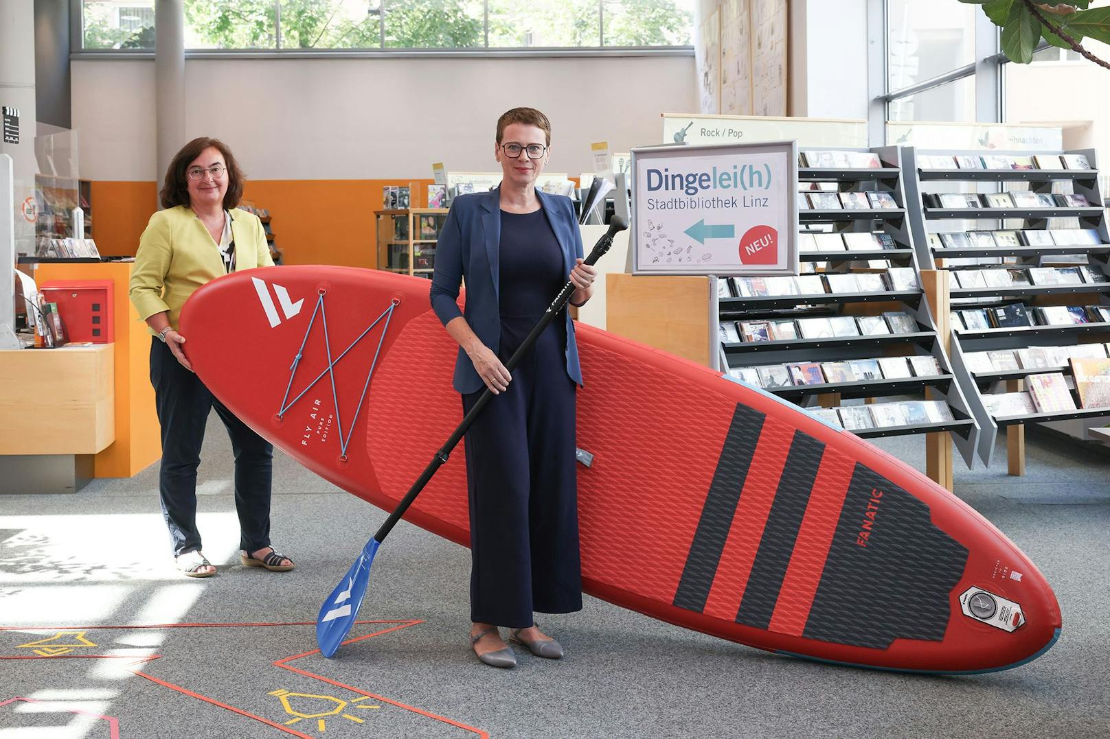 Klimastadträtin Eva Schobesberger präsentiert das neue "Stand-Up-Paddle"