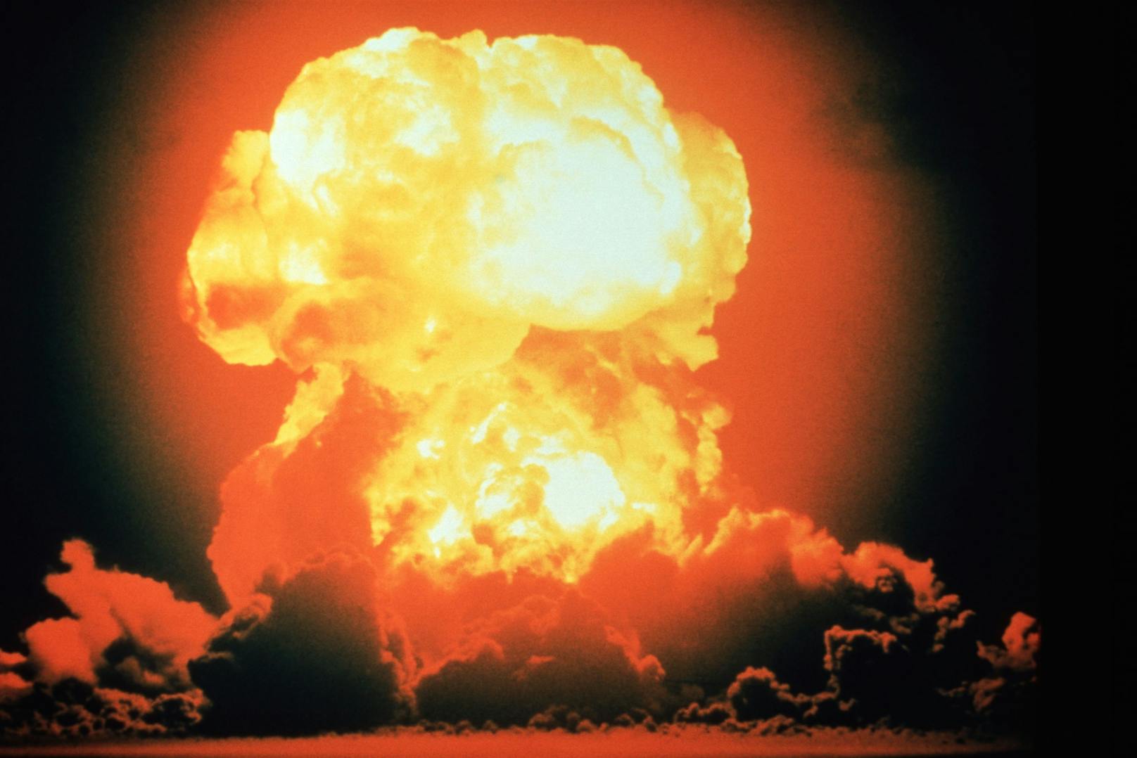 Eine Atombomben-Explosion während eines US-Nukleartests auf dem Bikini-Atoll 1956.
