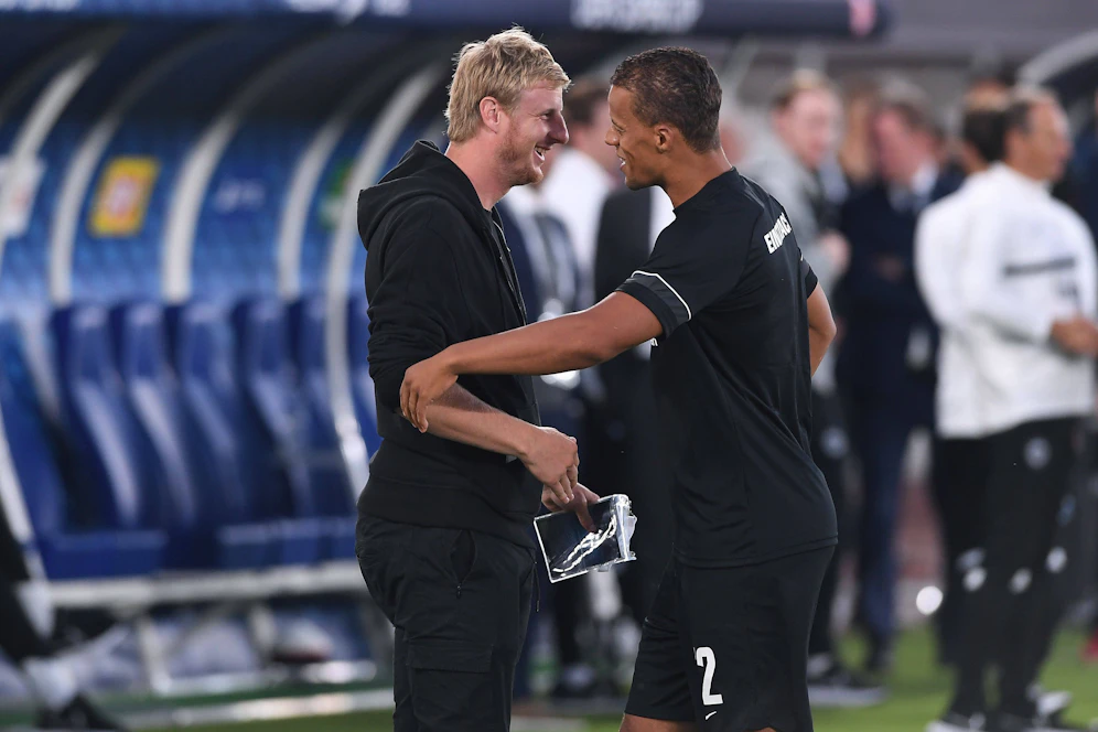 Martin Hinteregger herzt Ex-Kollege Evan Ndicka.
