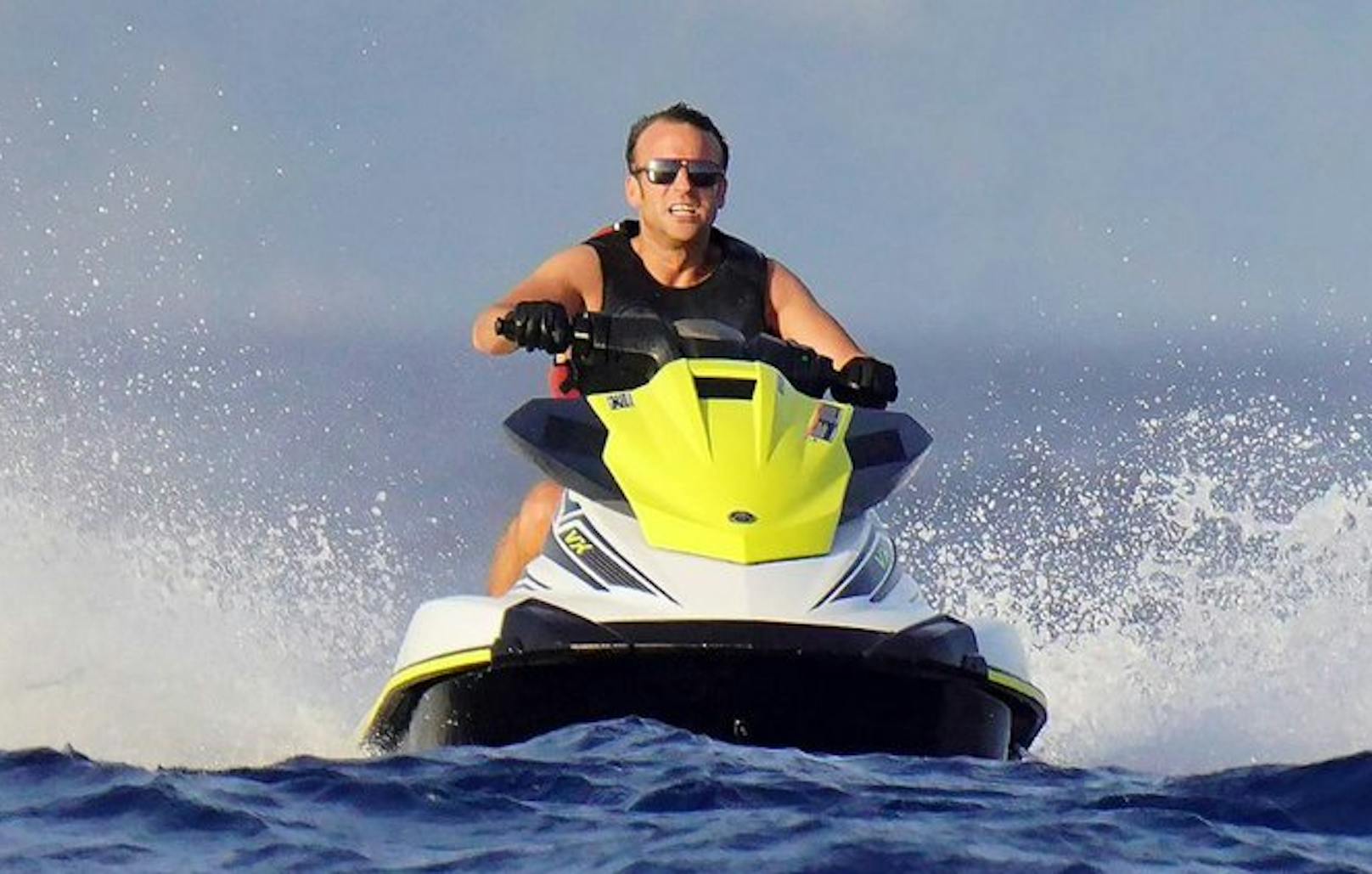 Der "Klima-Rambo" Macron ist wieder mal mit seinem Jet-Ski unterwegs.
