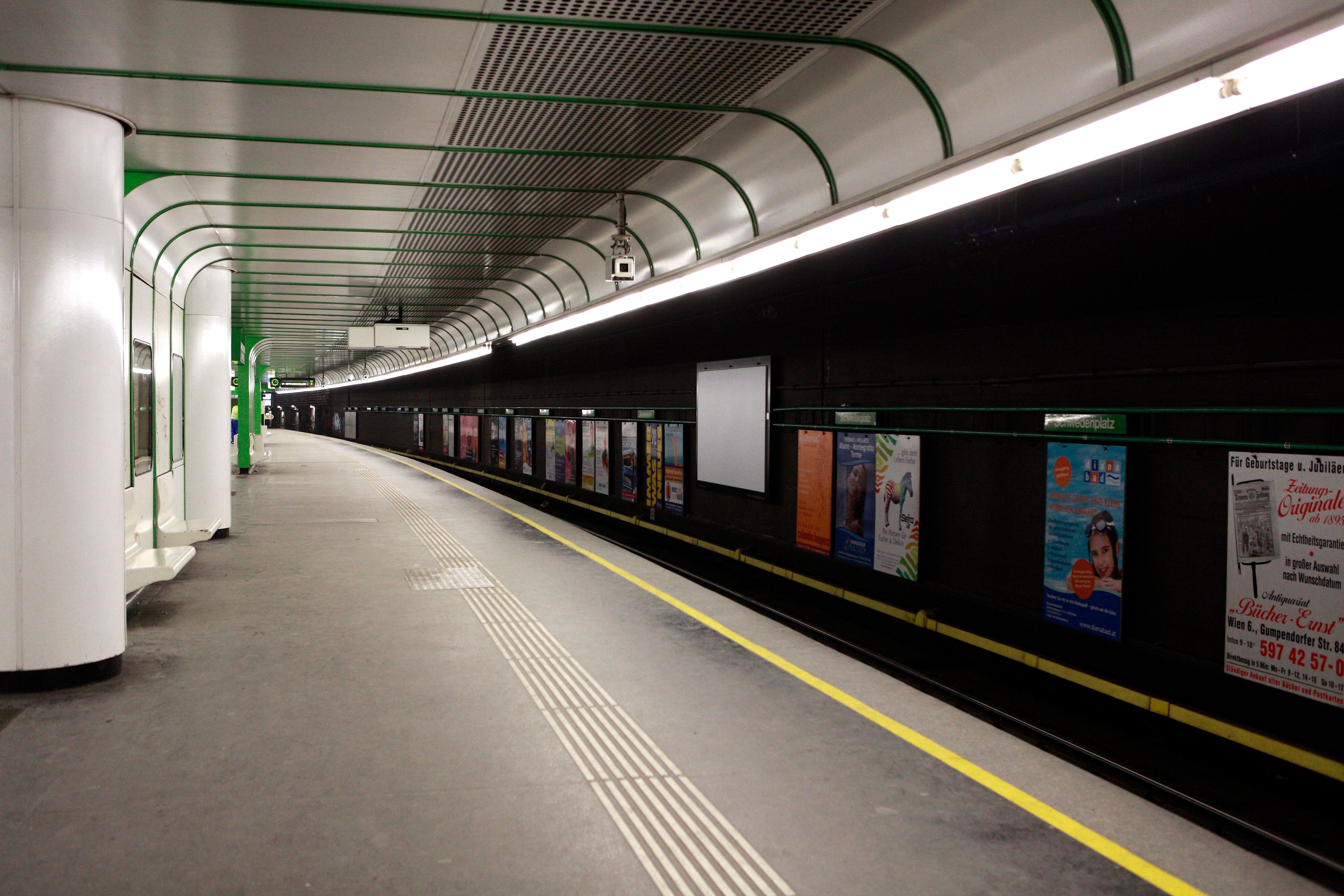 Die U4 U-Bahn Station am Schwedenplatz in der Nacht mit leerem Bahnsteig.