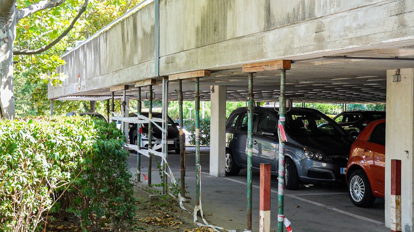 Die Parkgarage wird von Baugerüststangen gestützt