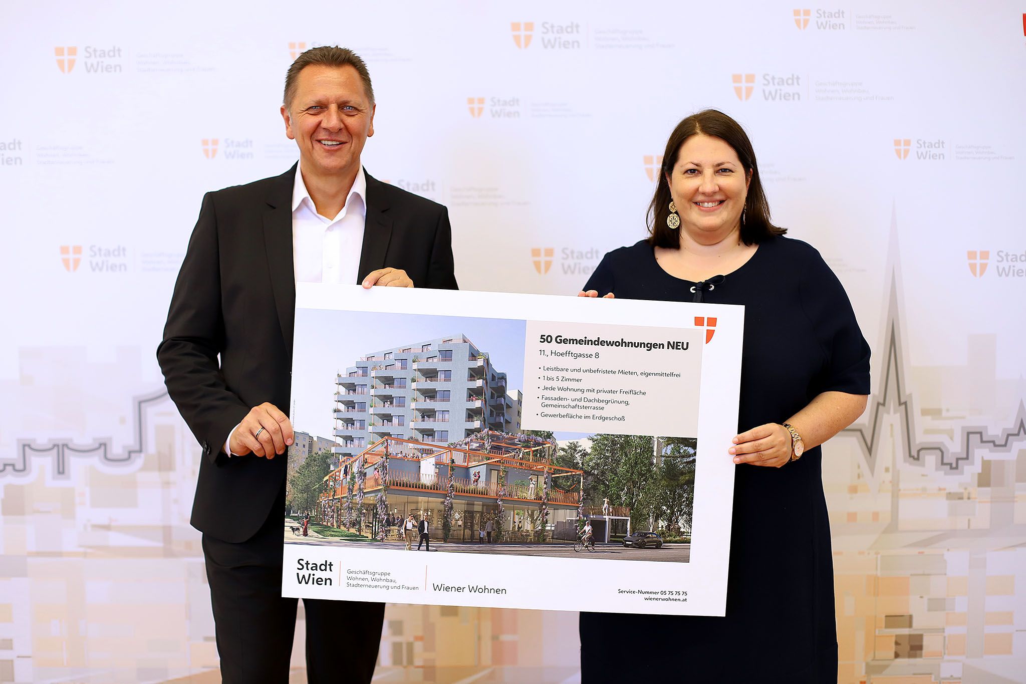 Fototermin "Gemeindebau NEU - Muhrhoferweg"  mit VBgm.in Kathrin Gaál und BV Thomas Steinhart.
