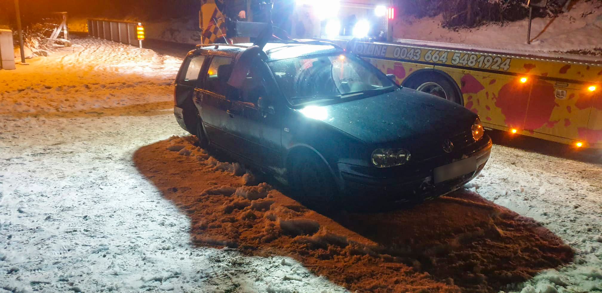 Am 22.01.2022 gegen 22.40 Uhr führte ein alkoholisierter 23-jähriger Österreicher, der keinen Führerschein besitzt, in der Axamer Lizum  auf dem dortigen Parkplatz mit einem PKW sogenannte Schleuderfahrten durch, wobei er mehrere Fahrzeuge touchierte. Anschließend flüchtete er mit stark überhöhter Geschwindigkeit in Richtung Axams. Dabei fiel der PKW einer entgegenkommenden Polizeistreife auf, die von anderen PKW-Lenkern über den gegenständlichen  Vorfall informiert wurde. Im Zuge der sofort eingeleiteten Fahndung konnte der PKW kurz darauf am Ende der Lizumer Straße schwer unfallbeschädigt vorgefunden werden. Die vier Insassen, 2 Männer und 2 Frauen, des Fahrzeuges im Alter von 18 – 23 Jahren mit österreichischer und deutscher Staatsbürgerschaft erlitten dabei zum Teil schwere Verletzungen, weshalb die Rettung und der Notarzt verständigt wurde. Nachkommende Zeugen erkannten den Unfalllenker sofort wieder. Dieser flüchtete in der Folge zu Fuß in Richtung Axams. Nach ihm wurde sofort eine Fahndung durch weitere Streifen veranlasst, die jedoch bisher negativ verlief.  Der beschädigte PKW wurde für weitere Ermittlungen sichergestellt. Die verletzten Personen wurden nach der Erstversorgung mit der Rettung in die Klinik Innsbruck gebracht. Nach Abschluss der Erhebungen wird Anzeige an die zuständigen Behörden erstattet.Bearbeitende Dienststelle:     PI Mutters TelNr.:                                    059133 – 7118