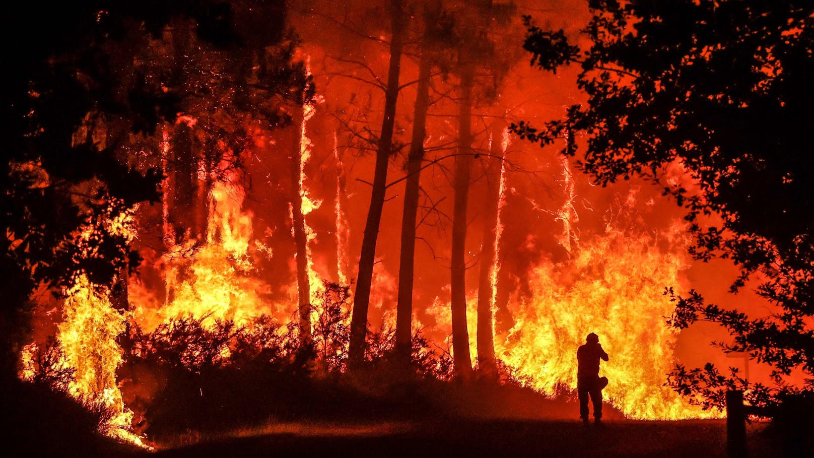 Gironde - Der Wald brennt lichterloh. Auch aus Österreich kommt Hilfe.