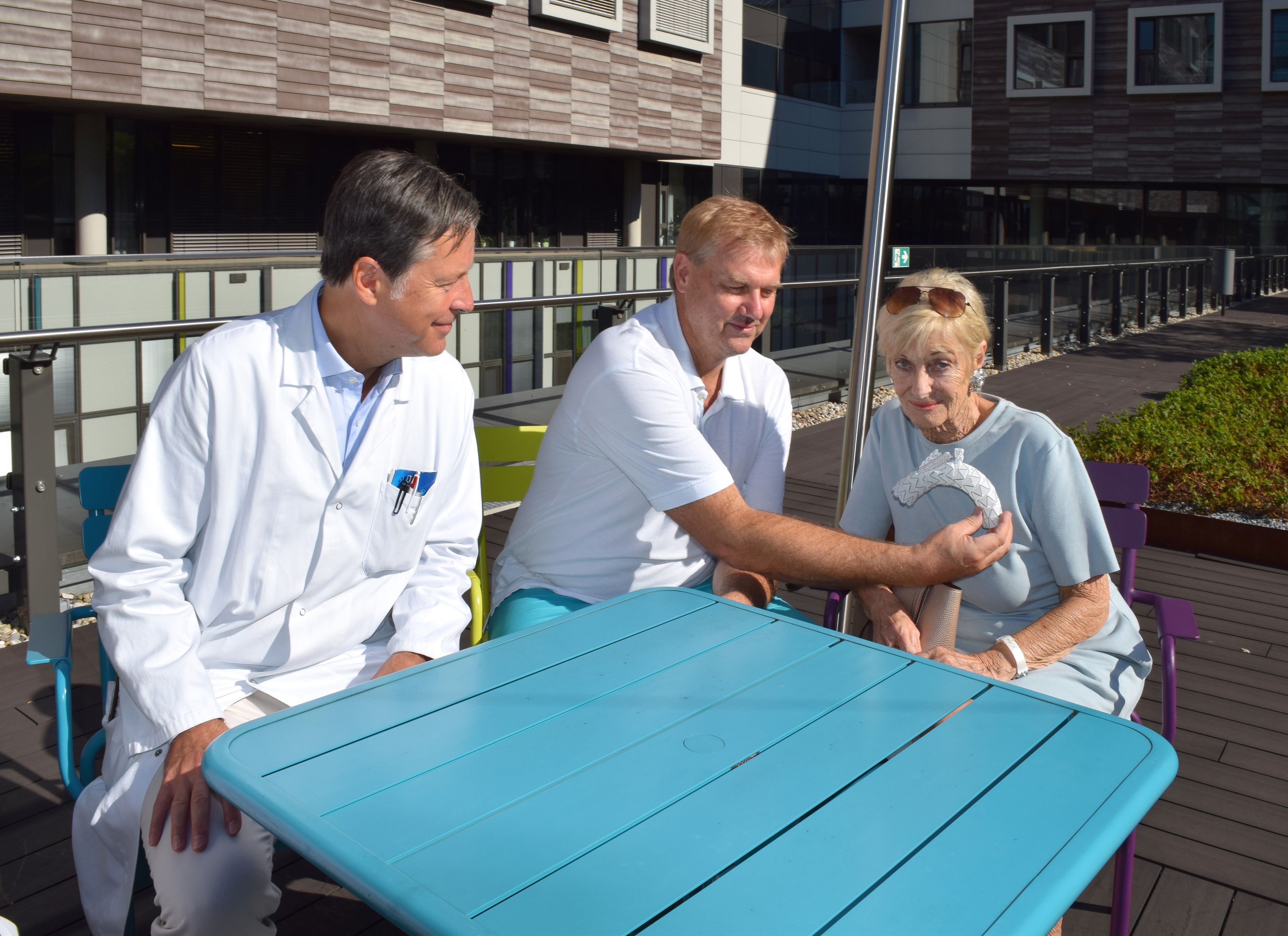 Ärzte führten in der Klinik Floridsdorf bei einer Patientin österreichweit erstmals eine Prothese über die Leiste ein.
