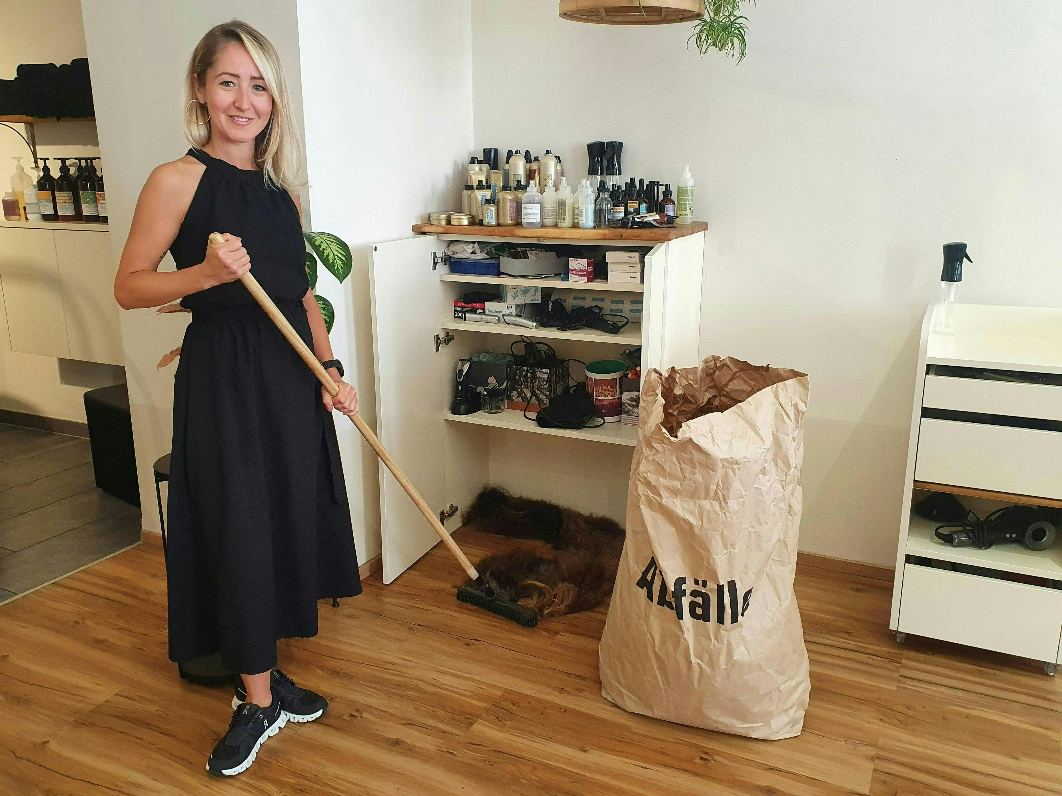 Download von www.picturedesk.com am 11.08.2022 (14:48).  ABD0020_20220811 - WIEN - ÖSTERREICH: Die Wiener Unternehmerin Sonja Krenn, am Mittwoch, 10. August 2022 in ihrem Friseursalon in Wien. Die Unternehmerin sammelt in ihrem Salon in der Josefstadt Haare für eine gute Sache. Aus den abgeschnittenen Haaren werden Haarfilter hergestellt, mit denen Meere und Flüsse von Öl gereinigt werden. - FOTO: APA/PETJA MLADENOVA - 20220810_PD9820 - Rechteinfo: Rights Managed (RM)