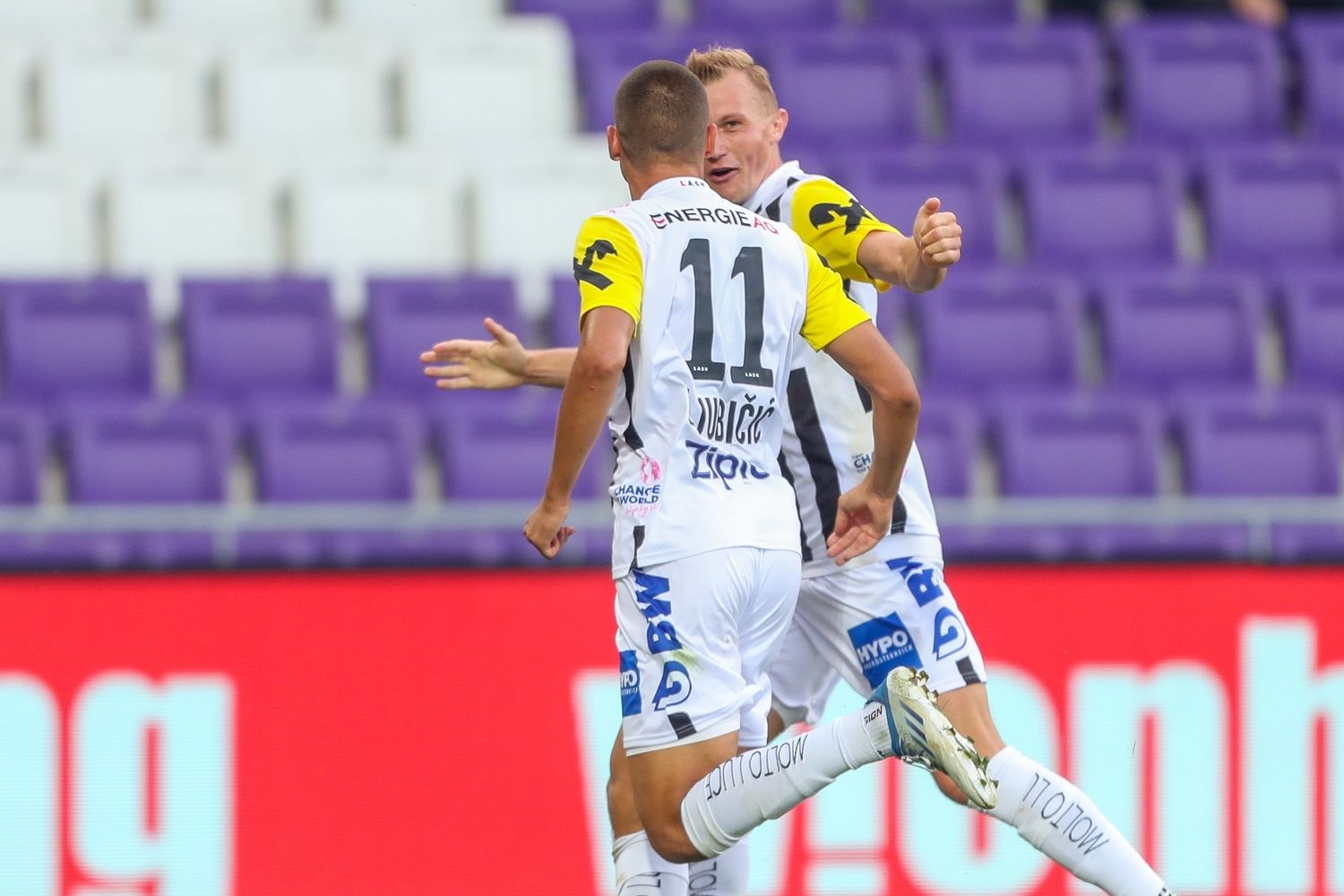 Thomas Goiginger jubelt mit Shootingstar Marin Ljubicic.